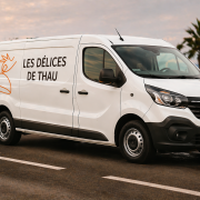 Camion de livraison Les Délices de Thau traiteur dans l’Hérault proposant des plats faits maison et livraison de repas