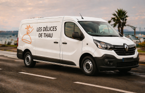 Camion de livraison Les Délices de Thau assurant la livraison de plats faits maison dans l’Hérault avec un service traiteur local